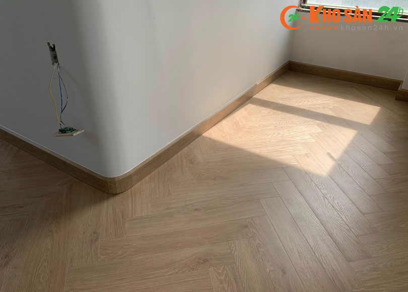 Sàn gỗ Fortune FX99 tông màu sáng, kiểu lát xương cá hiện đại
