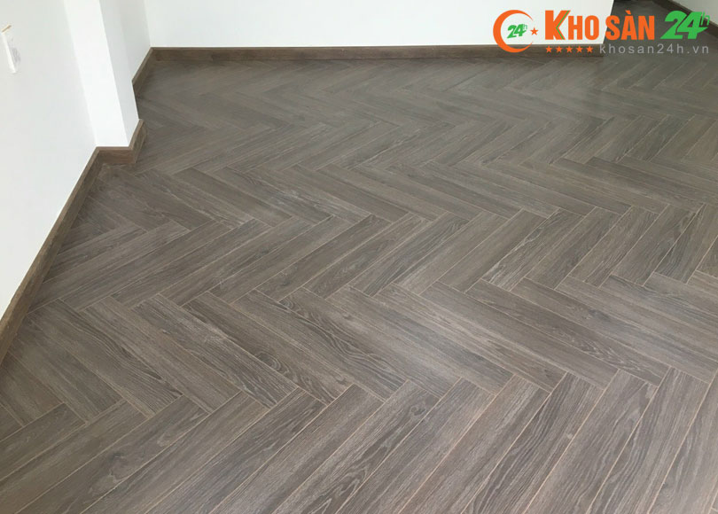 Sàn gỗ Fortune FX98 tông màu nghi xám đậm, kiểu lát xương cá hiện đại
