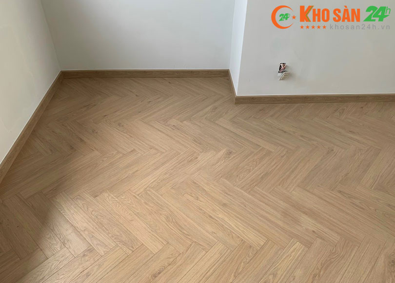 Sàn gỗ Fortune xương cá FX99 đặc tính chống ẩm, chống nước tốt.