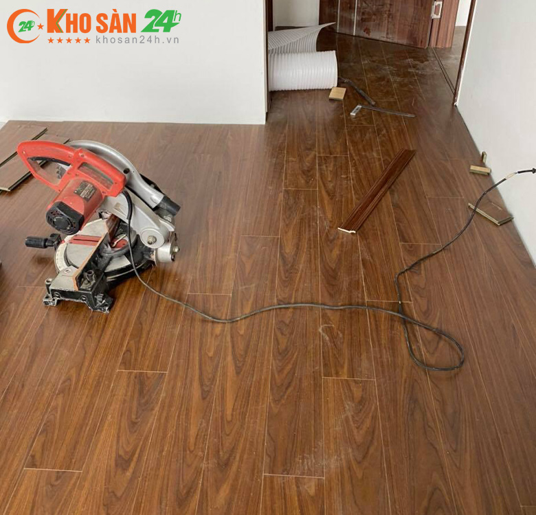 Sàn gỗ Saryra 12mm cốt xanh lát sàn cho nhà ở 